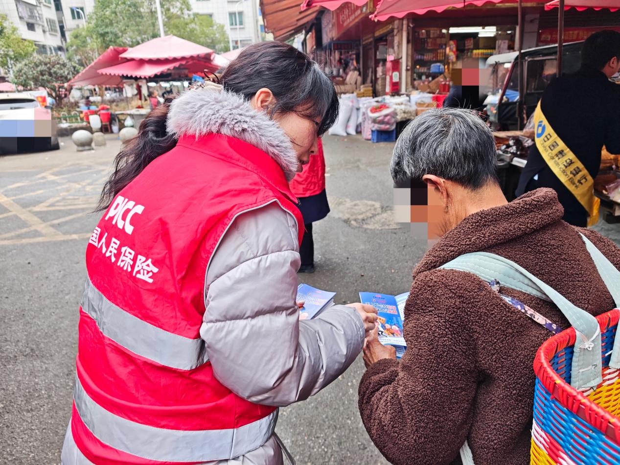 人保财险黔东南三穗支公司： 进市场入街道 金融宣传不停歇