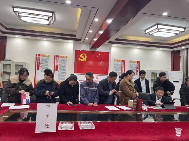 “流动银行车”进企业 暖心服务零距离 ——工行凯里北京路支行上门为西江旅游公司办结400余人批量开卡业务