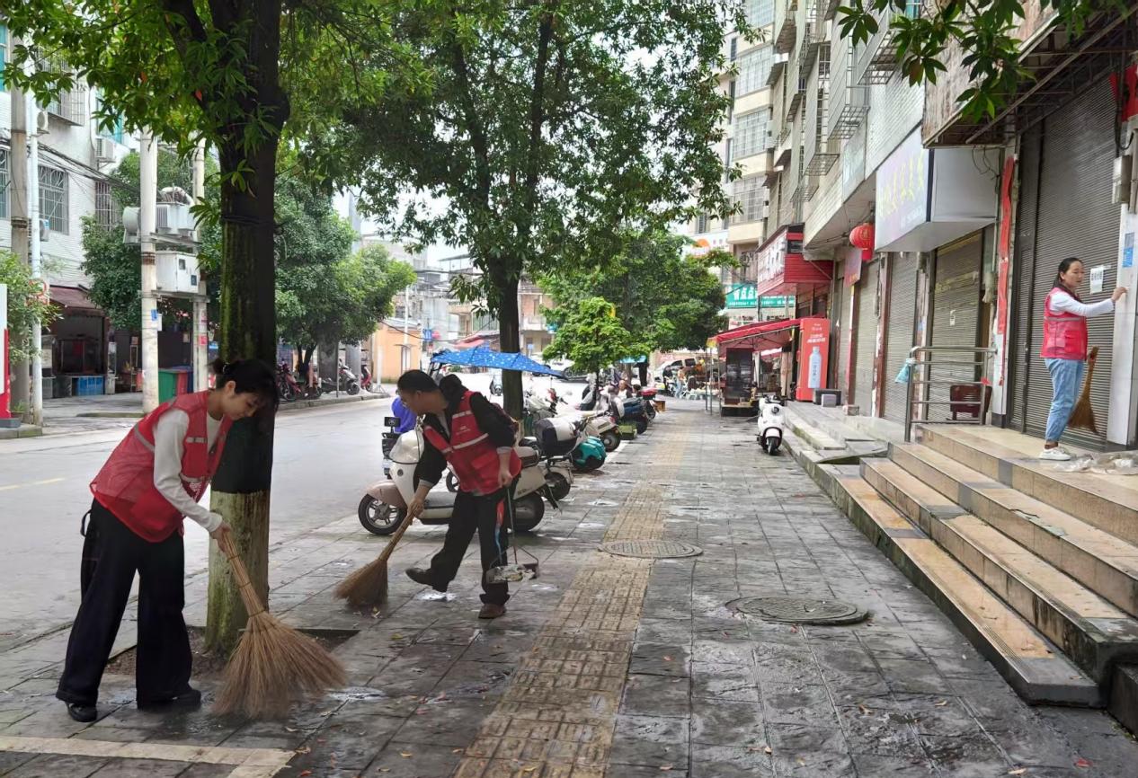 人保财险黔东南天柱支公司：化身环境“保洁员”助力辖区环境整治