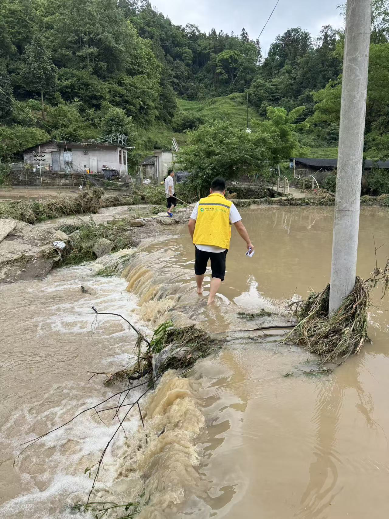 “闻汛而动纾民困，保险护航助复产” 国寿财险全力保障灾后家园重建