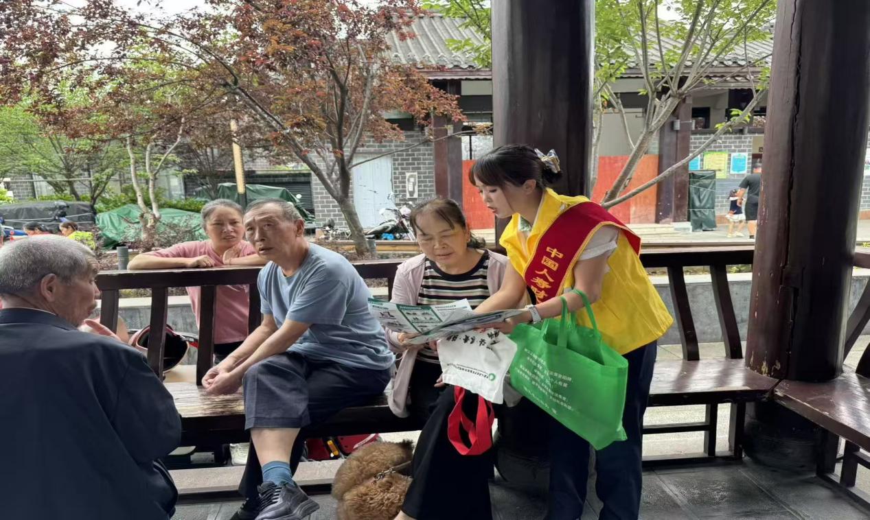 提高风险防范能力 自觉抵制非法集资——中国人寿财险镇远支公司开展广场主题宣传活动