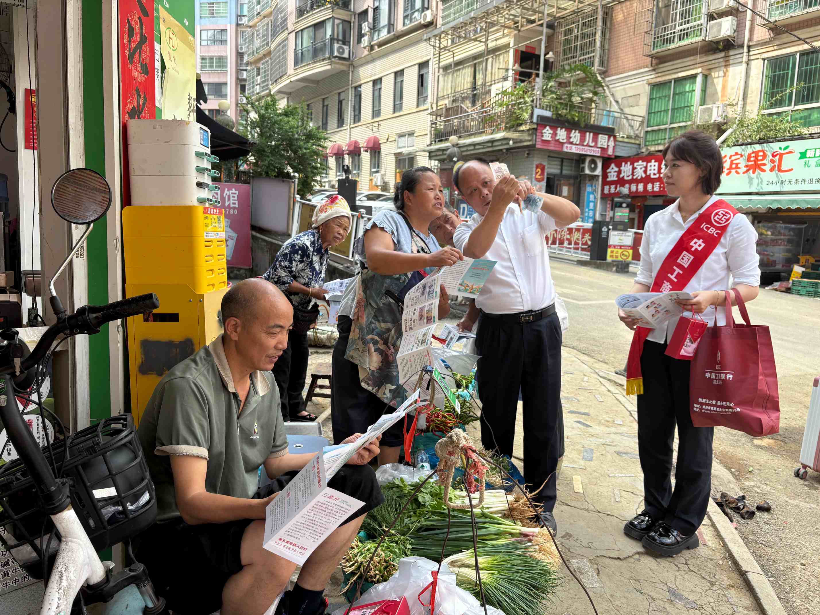 工行凯里分行：开展“进商圈、进集市”人民币防伪知识宣传活动