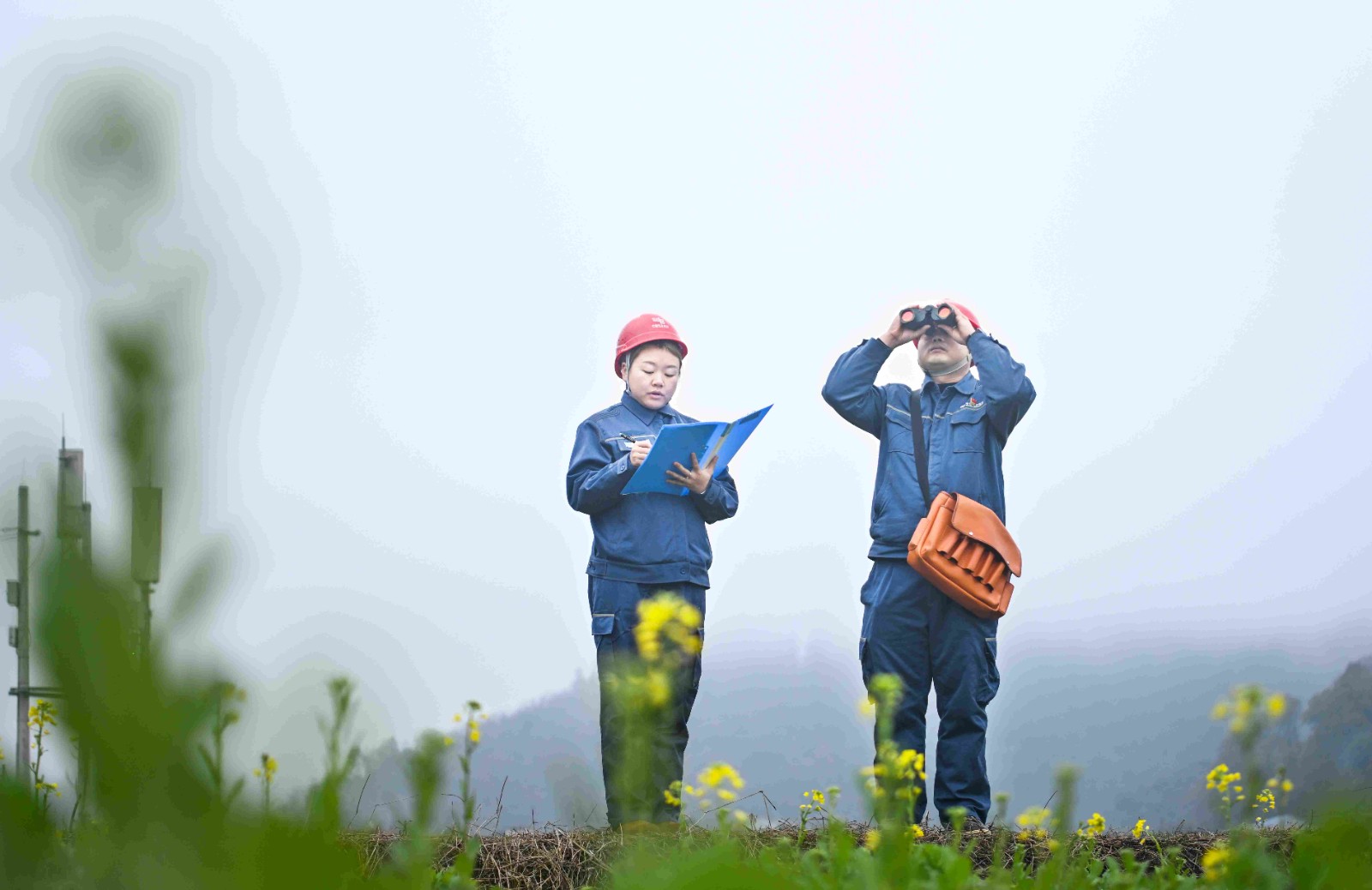 2月17日,凯里岑巩供电局工作人员对岑巩县天马镇10千伏马街线开展春节巡视。 (3).jpg
