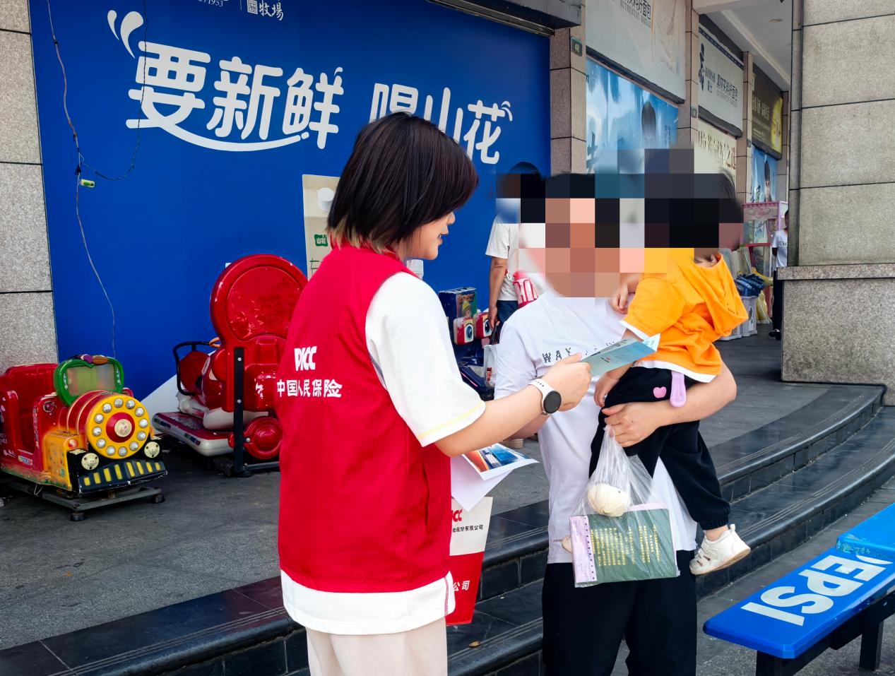 人保财险黔东南开发区支公司:防非宣传进小区.jpg